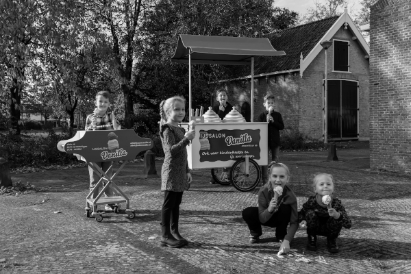 Kinderen bij gelatobar en ijskar